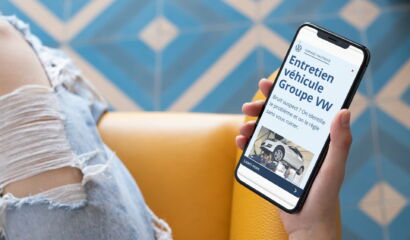 Image d'un smarphone affichant une publicite automobile sur l'entretien de son véhicule. Cette image illustre la publicité pour générer des leads automobiles.