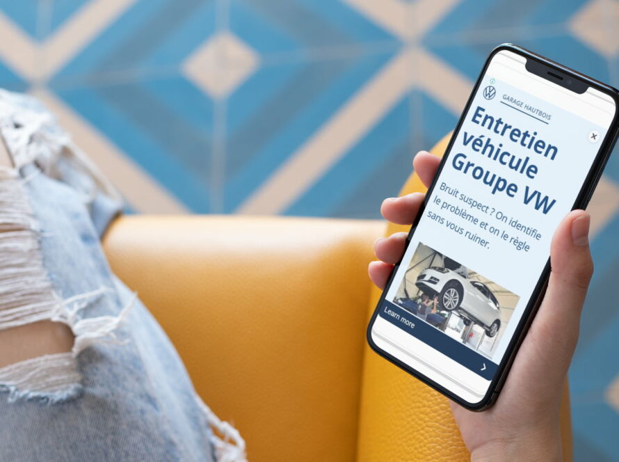 Image d'un smarphone affichant une publicite automobile sur l'entretien de son véhicule. Cette image illustre la publicité pour générer des leads automobiles.