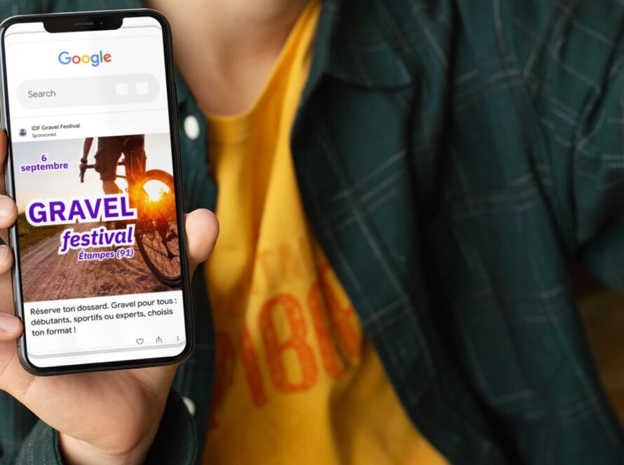 Une personne qui montre son téléphone dans lequel il y a une publicité pour l'événement gravel IDF
